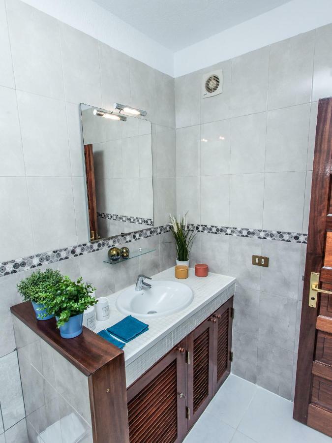 Spectacular Renovated Apartment, 5 Min To Camison Beach, With Aircon Арона Екстер'єр фото
